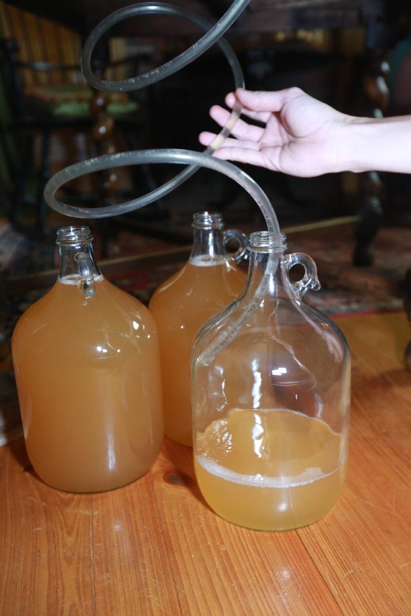 using flexible tube to fill containers with pressed pear juice